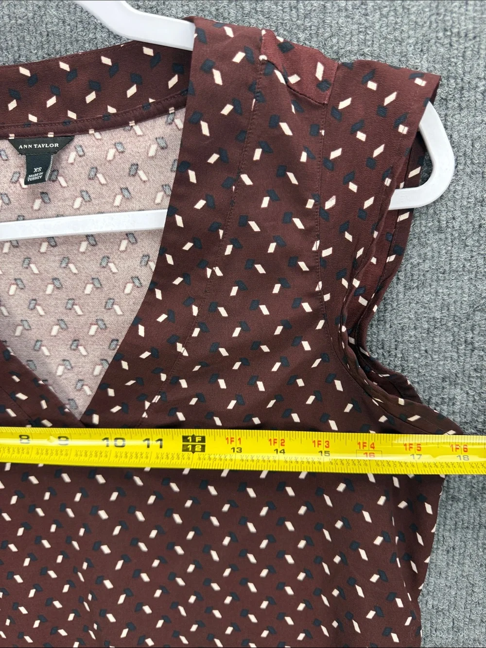 Ann Taylor Burgundy Sleeveless V-Neck Printed Blouse XS Nice!